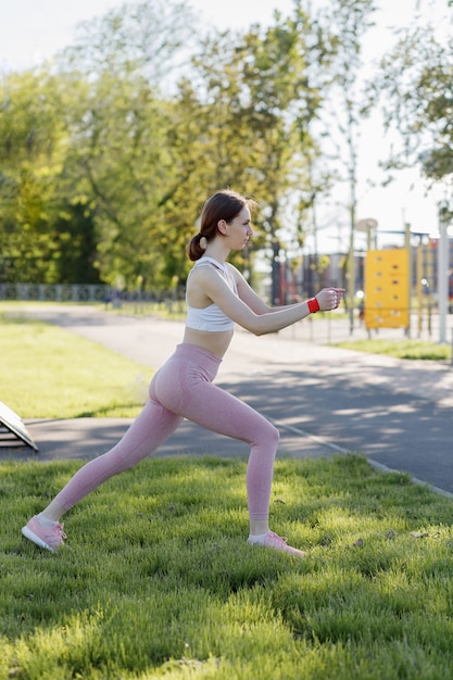 Jeune femme sportive faisant du sport à l'extérieur dans le parc