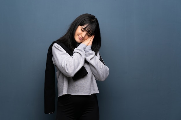 Jeune femme sportive faisant un geste de sommeil en expression dorable