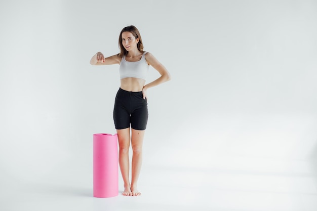 Une jeune femme sportive en forme pratique une formation individuelle d'instructeur de hatha yoga