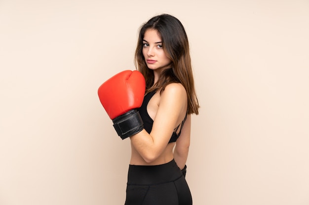 Jeune femme sportive avec des gants de boxe