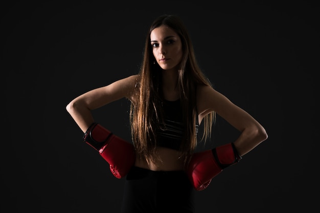 Jeune femme sportive avec des gants de boxe