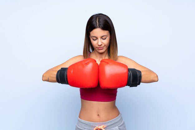 Jeune femme sportive avec des gants de boxe