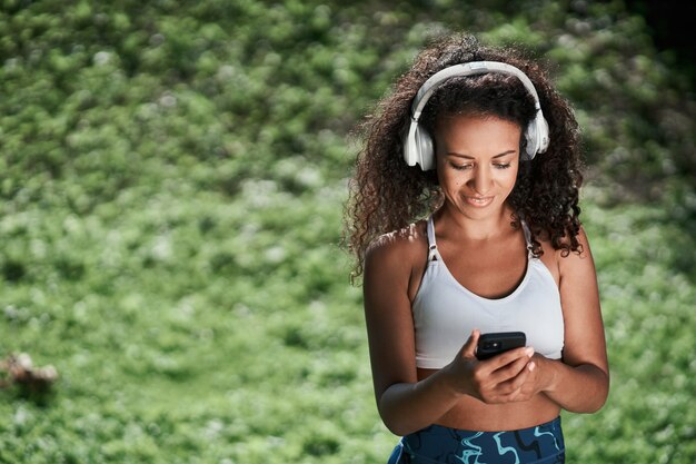 Jeune femme sportive avec un gros plan de smartphone