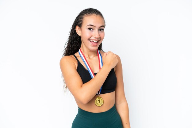 Photo jeune femme sportive avec des médailles isolées sur fond blanc célébrant une victoire