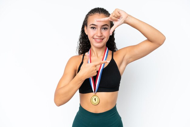 Jeune femme sportive avec des médailles isolées sur fond blanc en se concentrant sur le visage Symbole de cadrage