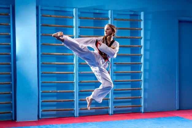 Jeune femme sportive pratiquant l'art martial du concept de mode de vie sain de taekwondo