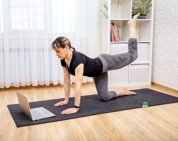 Jeune femme sportive pratiquant le yoga