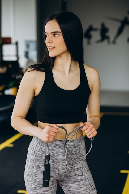 Jeune femme sportive s'entraînant au gymnase