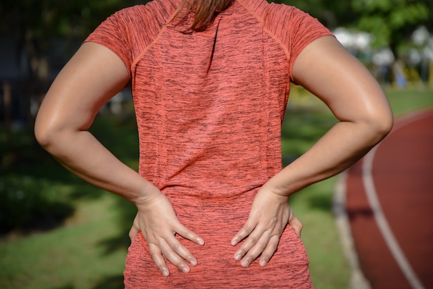 Jeune femme sportive souffrant de maux de dos