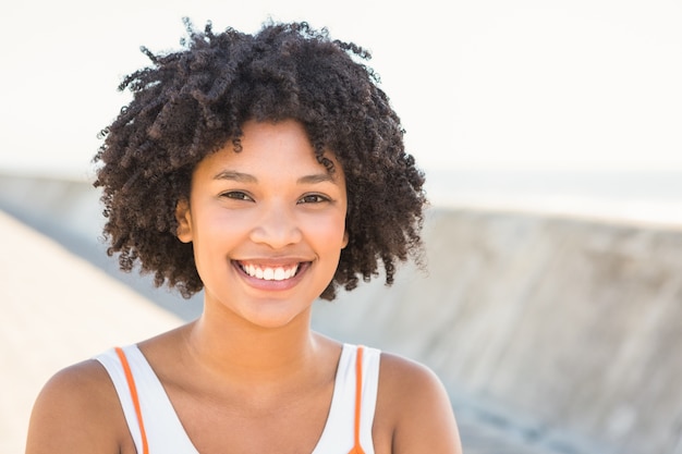 Jeune femme sportive, souriant à la caméra