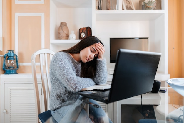 Photo une jeune femme stressée est fatiguée d'étudier dans des cours en ligne