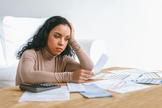 Photo une jeune femme stressée a des problèmes financiers une dette de carte de crédit à payer cruciale