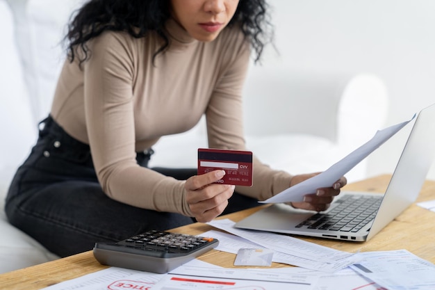 Photo une jeune femme stressée a des problèmes financiers une dette de carte de crédit à payer cruciale