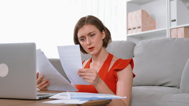 Photo une jeune femme stressée a des problèmes financiers, une dette sur sa carte de crédit à payer à prim.