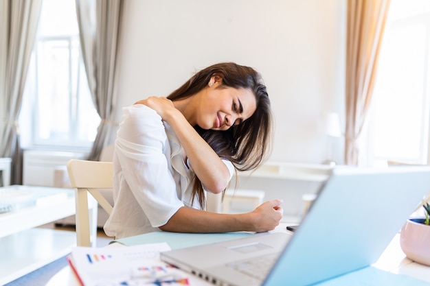 Jeune femme stressée travaillant à domicile