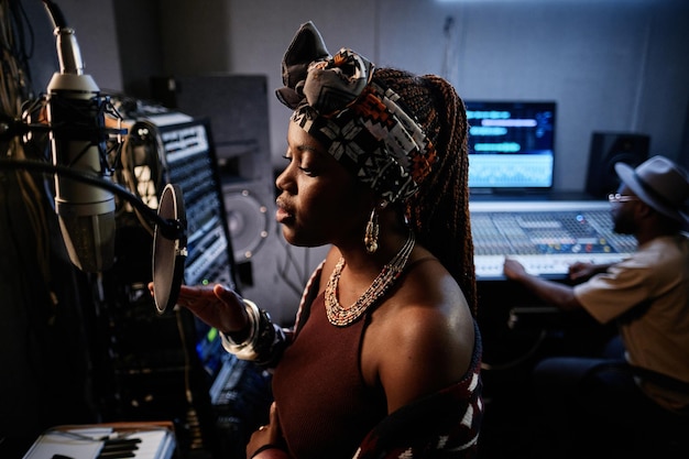 Jeune femme en studio d'enregistrement