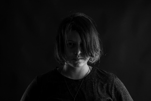 Jeune femme en studio photo noir et blanc