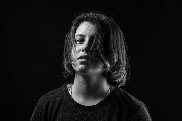 Jeune femme en studio photo noir et blanc