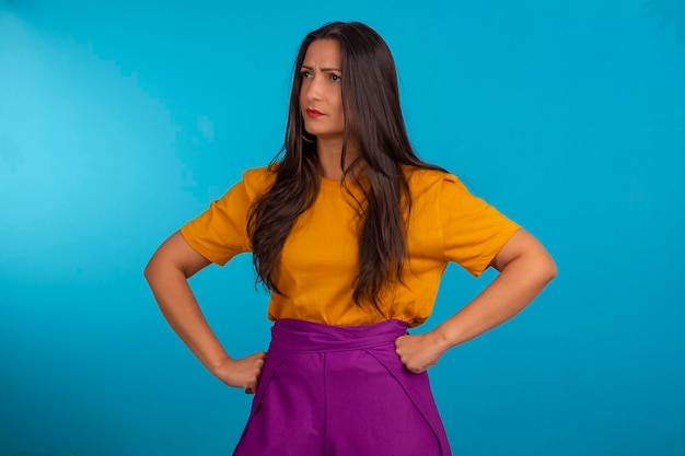 Jeune femme en studio photo et en vêtements colorés