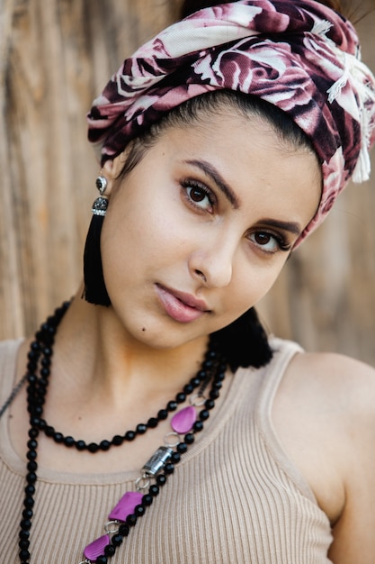 Jeune femme de style hippie portant des bijoux faits à la main