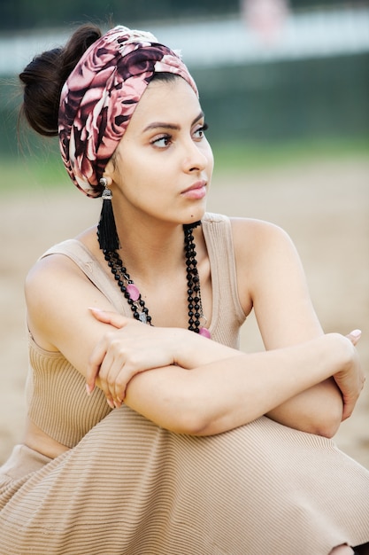 Jeune femme de style hippie portant des bijoux faits à la main