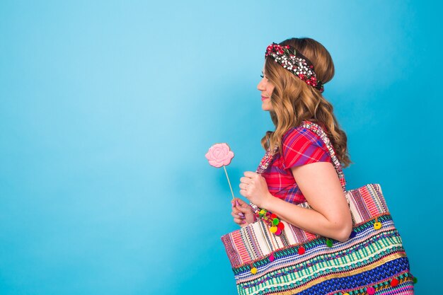 Jeune femme avec la sucette colorée au studio avec espace de copie