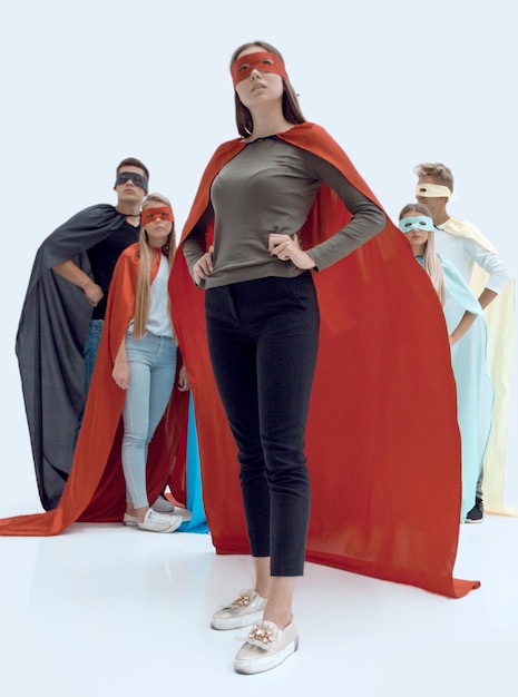 Photo jeune femme sûre dans un manteau rouge d'un super héros