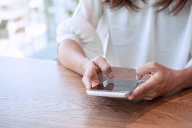 Jeune femme surfer sur internet sur son smartphone