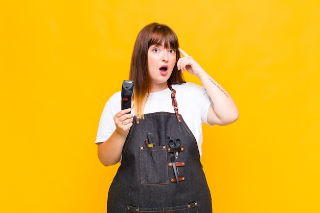 Jeune femme à la surprise, bouche bée, choquée, réalisant une nouvelle pensée, idée ou concept