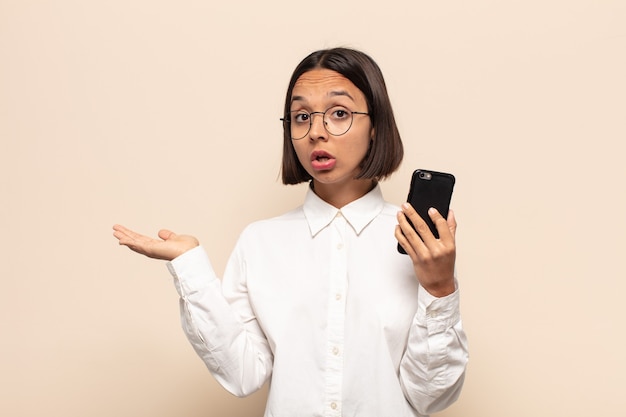 Jeune femme à la surprise et choquée