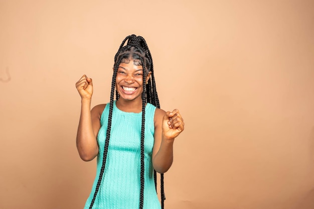 Photo une jeune femme surprise criant sur le fond en regardant la caméra