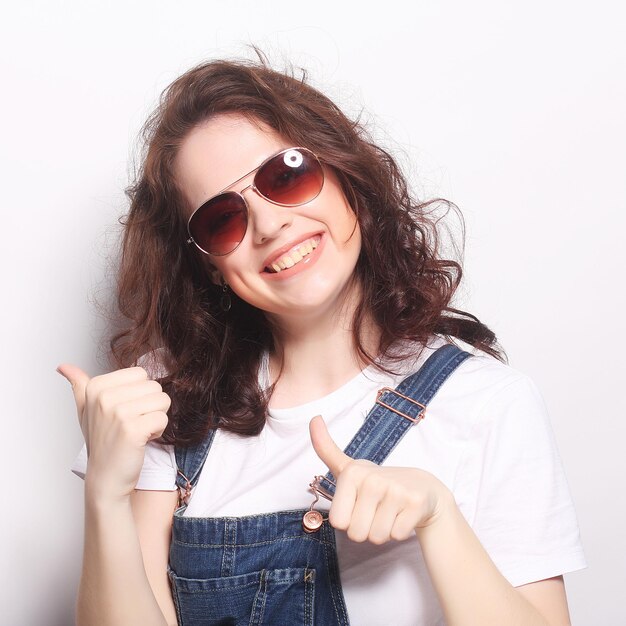 Jeune femme surprise portant des lunettes de soleil Portrait émotionnel