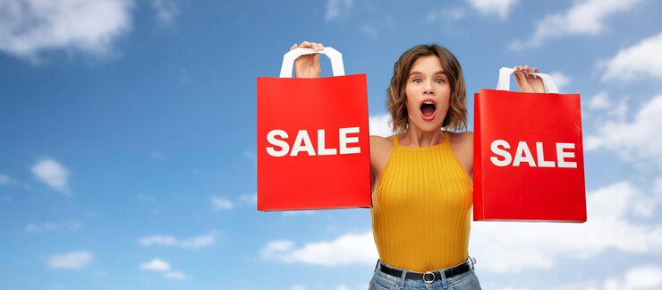 Photo une jeune femme surprise avec des sacs d'achat en vente.