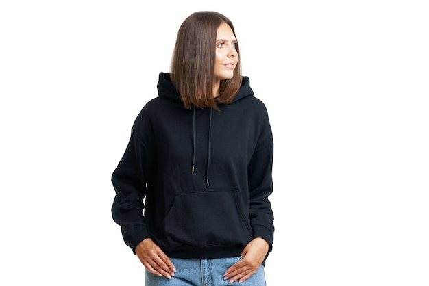 Jeune femme en sweat à capuche noir isolé. photo de haute qualité