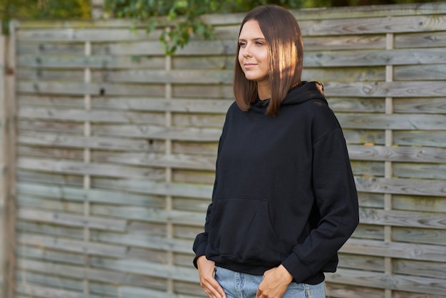 Jeune femme en sweat à capuche noir. photo de haute qualité