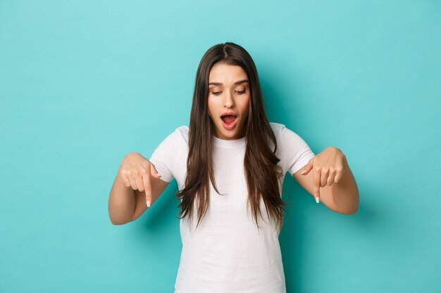 Jeune femme en T-shirt blanc posant