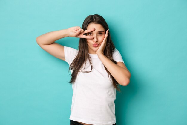 Jeune femme en T-shirt blanc posant