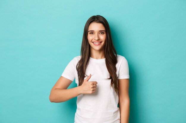 Jeune femme en T-shirt blanc posant