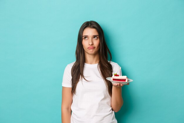 Jeune femme en T-shirt blanc posant