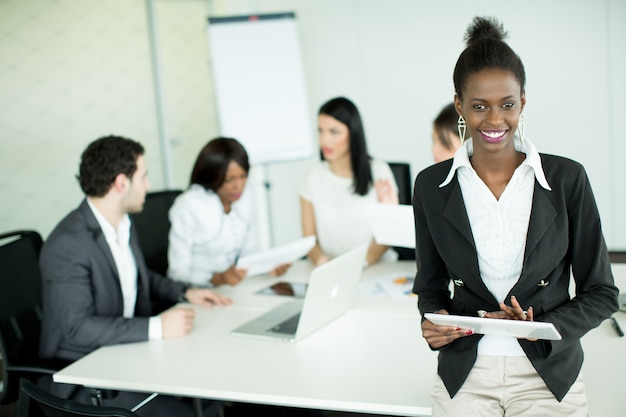 Jeune femme avec tablette au bureau