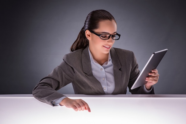 Jeune femme avec tablette au concept d&#39;entreprise