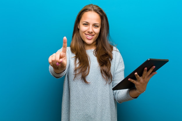 Jeune femme avec une tablette