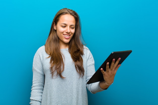 Jeune femme avec une tablette