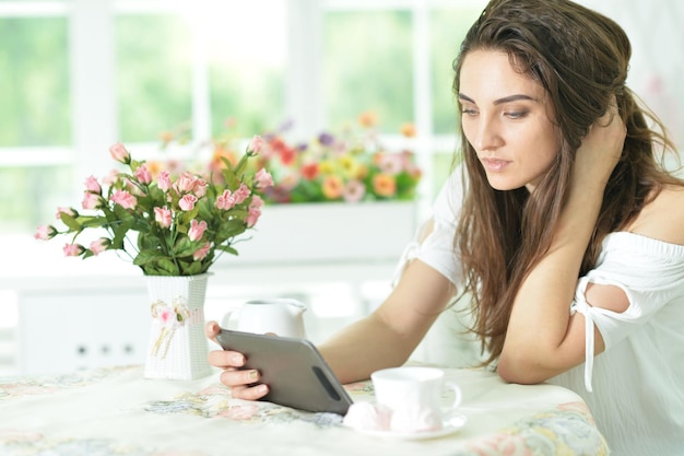 Jeune femme avec tablette