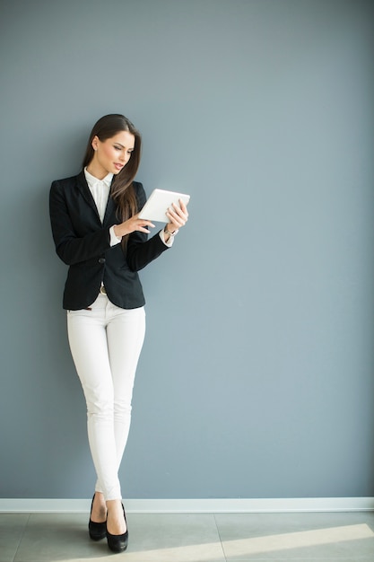 Jeune femme avec tablette