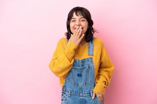 Jeune femme avec un tablier couvrant les yeux par les mains. Je ne veux pas voir quelque chose