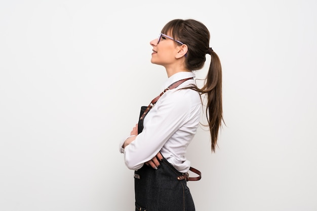 Jeune femme avec tablier en position latérale