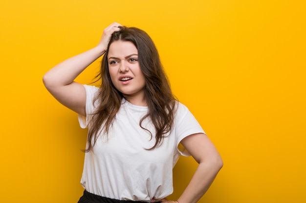 Jeune femme de taille plus galbée étant sous le choc, il s'est souvenu d'une réunion importante.