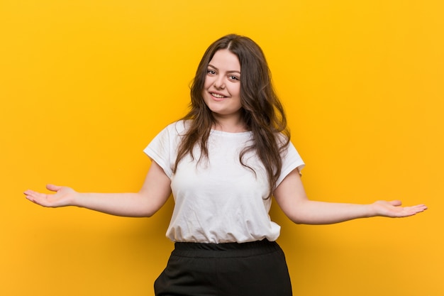 Jeune femme de taille plus galbée montrant une expression bienvenue.