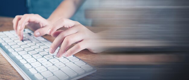 Jeune femme tapant sur le clavier